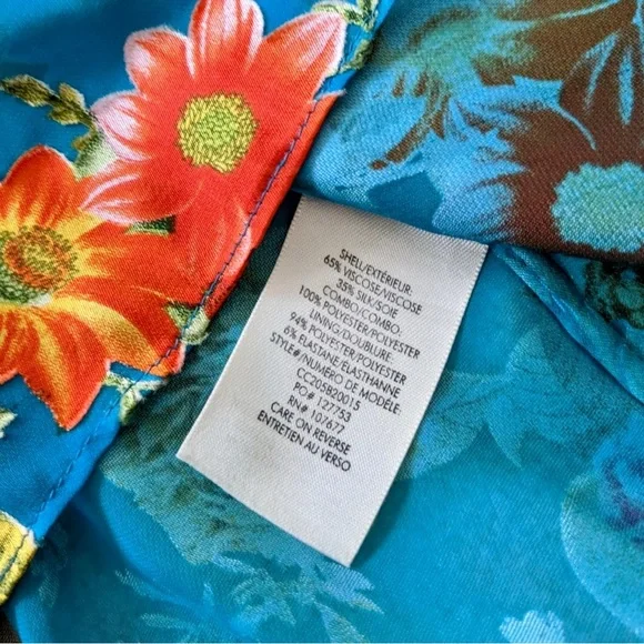 - ALICE + OLIVIA
Sheila Floral Satin Blouse size M - Picture 9 of 10